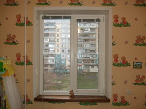 Окно с пластиковыми откосами